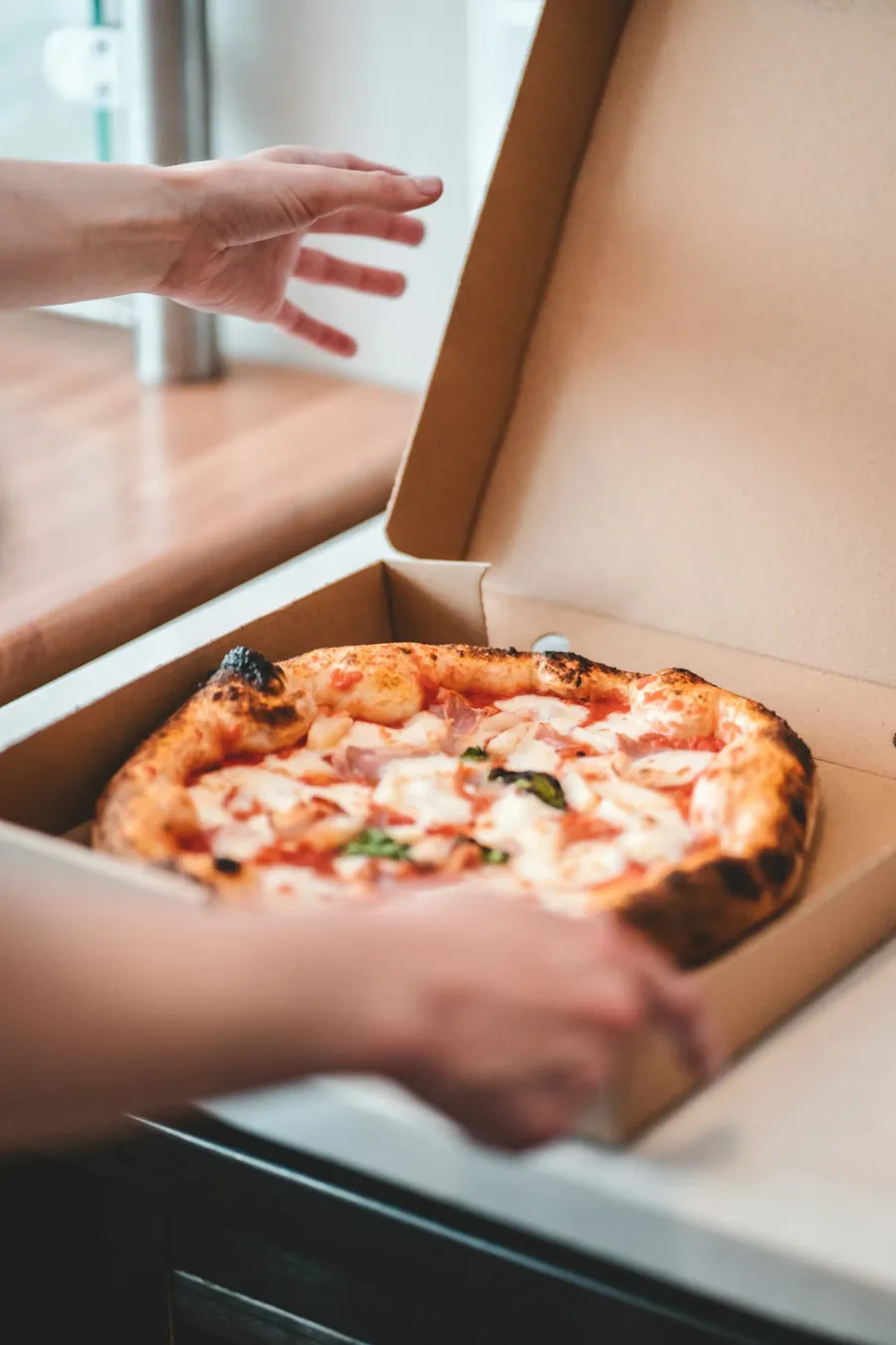 Pizza margherita sortie du four